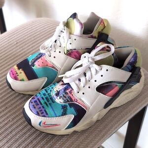 Nike Air Huarache SE Sneakers **SEE DESCRIPTION FOR SIZE**